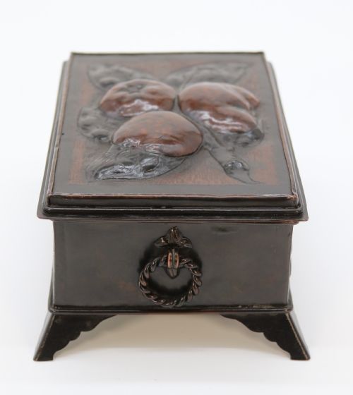 ARTS AND CRAFTS COPPER REPOUSSE HAND DECORATED BOX CIRCA 1900 IN A WILLIAM MORRIS STYLE - ADDITIONAL PHOTO 1