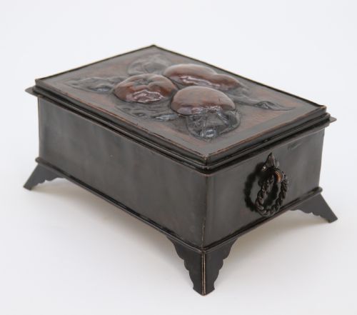 ARTS AND CRAFTS COPPER REPOUSSE HAND DECORATED BOX CIRCA 1900 IN A WILLIAM MORRIS STYLE - ADDITIONAL PHOTO 3