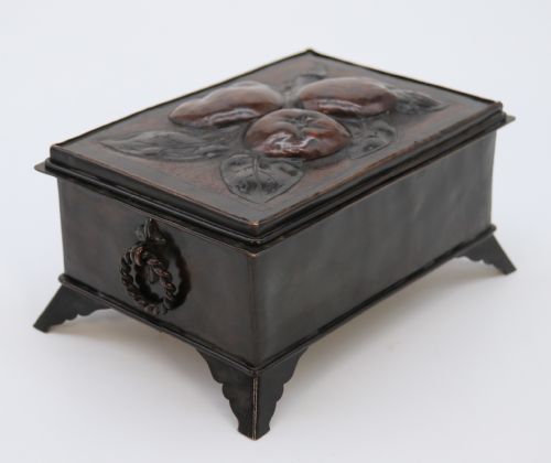 ARTS AND CRAFTS COPPER REPOUSSE HAND DECORATED BOX CIRCA 1900 IN A WILLIAM MORRIS STYLE - ADDITIONAL PHOTO 4
