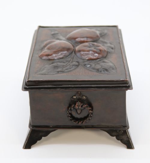 ARTS AND CRAFTS COPPER REPOUSSE HAND DECORATED BOX CIRCA 1900 IN A WILLIAM MORRIS STYLE - ADDITIONAL PHOTO 6