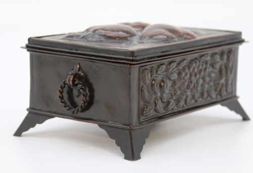 ARTS AND CRAFTS COPPER REPOUSSE HAND DECORATED BOX CIRCA 1900 IN A WILLIAM MORRIS STYLE - ADDITIONAL PHOTO 12
