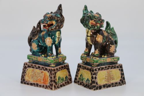 A HIGHLY DECORATIVE PAIR OF CHINESE POTTERY BUDDHIST LIONS CIRCA 1900 - ADDITIONAL PHOTO 2