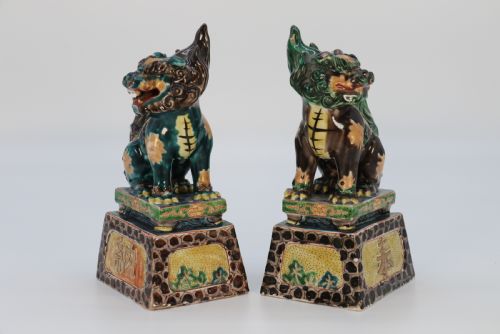 A HIGHLY DECORATIVE PAIR OF CHINESE POTTERY BUDDHIST LIONS CIRCA 1900 - ADDITIONAL PHOTO 3