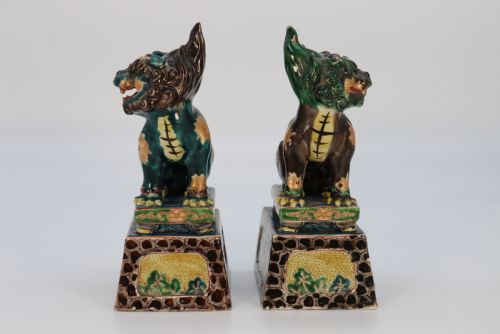 A HIGHLY DECORATIVE PAIR OF CHINESE POTTERY BUDDHIST LIONS CIRCA 1900 - ADDITIONAL PHOTO 4
