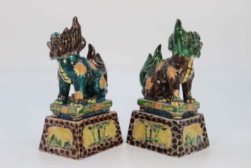 A HIGHLY DECORATIVE PAIR OF CHINESE POTTERY BUDDHIST LIONS CIRCA 1900 - ADDITIONAL PHOTO 5