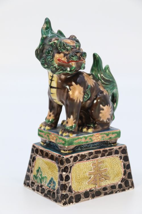 A HIGHLY DECORATIVE PAIR OF CHINESE POTTERY BUDDHIST LIONS CIRCA 1900 - ADDITIONAL PHOTO 8