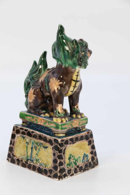 A HIGHLY DECORATIVE PAIR OF CHINESE POTTERY BUDDHIST LIONS CIRCA 1900 - ADDITIONAL PHOTO 12