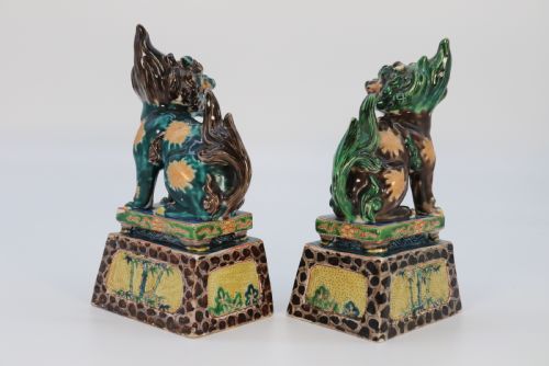 A HIGHLY DECORATIVE PAIR OF CHINESE POTTERY BUDDHIST LIONS CIRCA 1900 - ADDITIONAL PHOTO 25