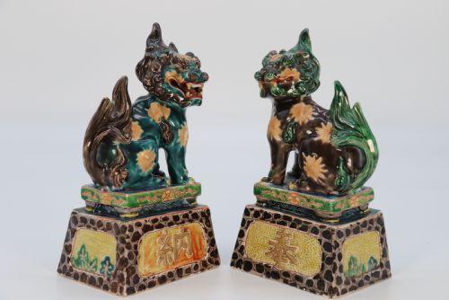 A HIGHLY DECORATIVE PAIR OF CHINESE POTTERY BUDDHIST LIONS CIRCA 1900 - ADDITIONAL PHOTO 27