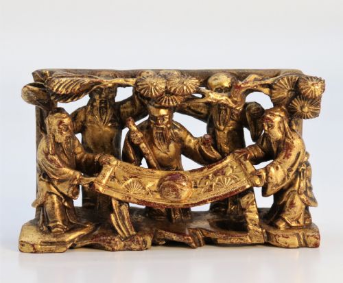 A 19TH CENTURY CHINESE MINIATURE CARVED GILTWOOD FIGURE GROUP CIRCA 1900 - ADDITIONAL PHOTO 4