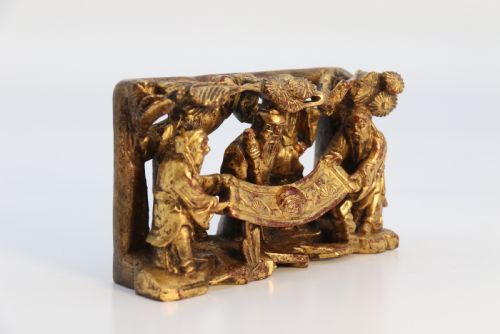 A 19TH CENTURY CHINESE MINIATURE CARVED GILTWOOD FIGURE GROUP CIRCA 1900 - ADDITIONAL PHOTO 5