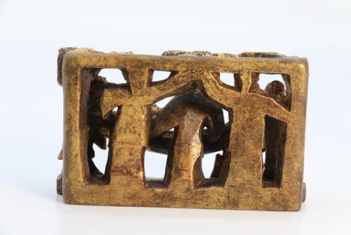 A 19TH CENTURY CHINESE MINIATURE CARVED GILTWOOD FIGURE GROUP CIRCA 1900 - ADDITIONAL PHOTO 7