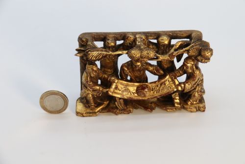 A 19TH CENTURY CHINESE MINIATURE CARVED GILTWOOD FIGURE GROUP CIRCA 1900 - ADDITIONAL PHOTO 8