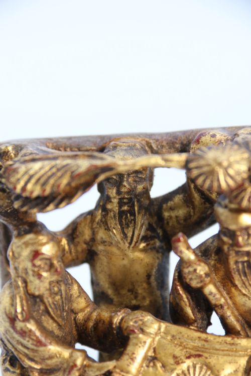 A 19TH CENTURY CHINESE MINIATURE CARVED GILTWOOD FIGURE GROUP CIRCA 1900 - ADDITIONAL PHOTO 9