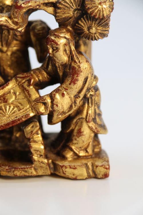 A 19TH CENTURY CHINESE MINIATURE CARVED GILTWOOD FIGURE GROUP CIRCA 1900 - ADDITIONAL PHOTO 10