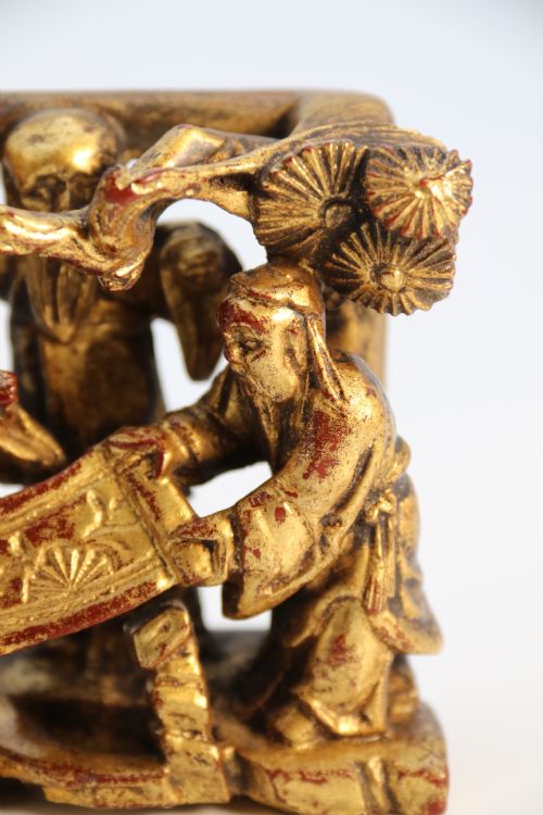 A 19TH CENTURY CHINESE MINIATURE CARVED GILTWOOD FIGURE GROUP CIRCA 1900 - ADDITIONAL PHOTO 11