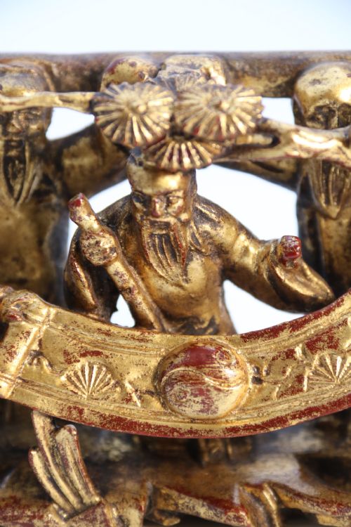 A 19TH CENTURY CHINESE MINIATURE CARVED GILTWOOD FIGURE GROUP CIRCA 1900 - ADDITIONAL PHOTO 12