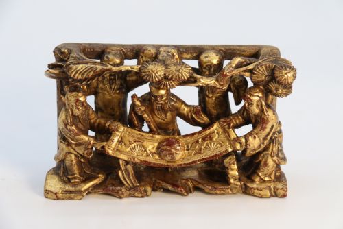 A 19TH CENTURY CHINESE MINIATURE CARVED GILTWOOD FIGURE GROUP CIRCA 1900 - ADDITIONAL PHOTO 13
