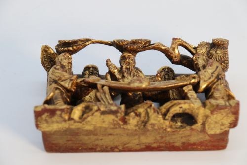 A 19TH CENTURY CHINESE MINIATURE CARVED GILTWOOD FIGURE GROUP CIRCA 1900 - ADDITIONAL PHOTO 14