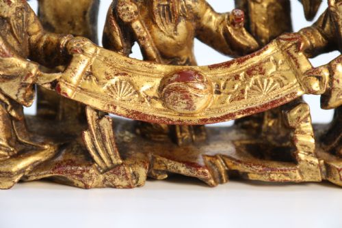 A 19TH CENTURY CHINESE MINIATURE CARVED GILTWOOD FIGURE GROUP CIRCA 1900 - ADDITIONAL PHOTO 15