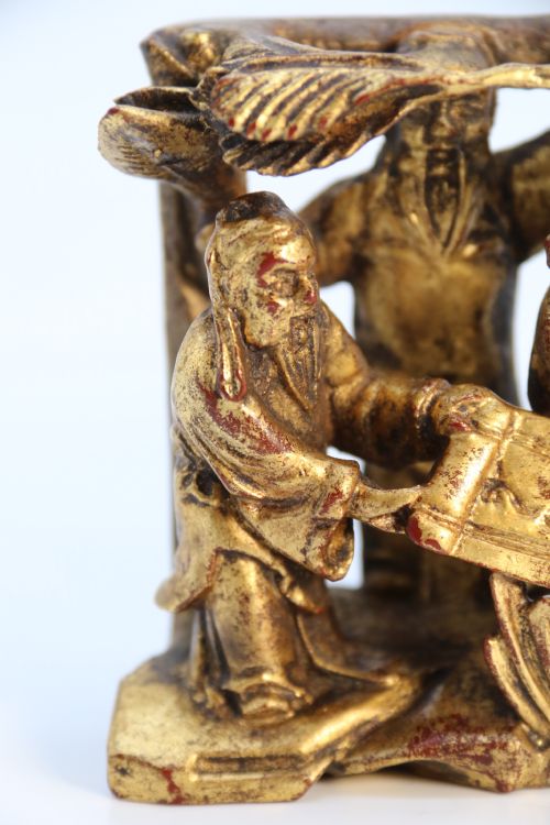 A 19TH CENTURY CHINESE MINIATURE CARVED GILTWOOD FIGURE GROUP CIRCA 1900 - ADDITIONAL PHOTO 16