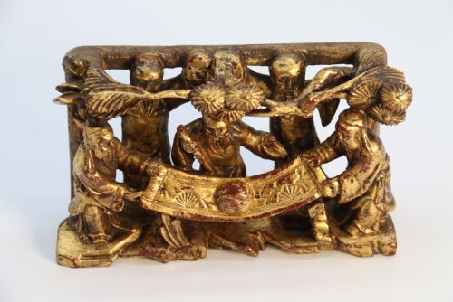 A 19TH CENTURY CHINESE MINIATURE CARVED GILTWOOD FIGURE GROUP CIRCA 1900 - ADDITIONAL PHOTO 19