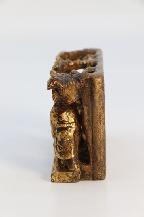 A 19TH CENTURY CHINESE MINIATURE CARVED GILTWOOD FIGURE GROUP CIRCA 1900 - ADDITIONAL PHOTO 20