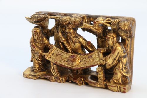 A 19TH CENTURY CHINESE MINIATURE CARVED GILTWOOD FIGURE GROUP CIRCA 1900 - ADDITIONAL PHOTO 22
