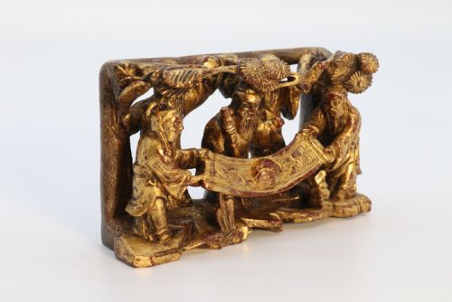 A 19TH CENTURY CHINESE MINIATURE CARVED GILTWOOD FIGURE GROUP CIRCA 1900 - ADDITIONAL PHOTO 23