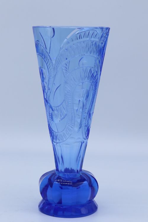 A STUNNING ART DECO SAPPHIRE BLUE CUT GLASS VASE CIRCA 1930 - ADDITIONAL PHOTO 2