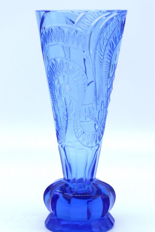 A STUNNING ART DECO SAPPHIRE BLUE CUT GLASS VASE CIRCA 1930 - ADDITIONAL PHOTO 3