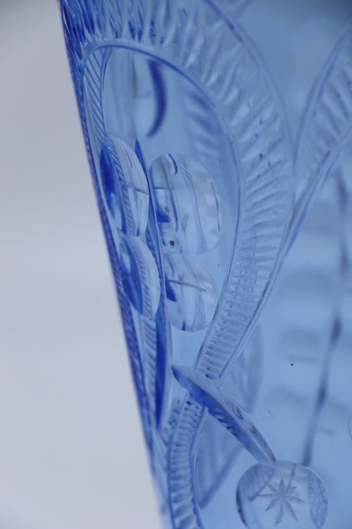 A STUNNING ART DECO SAPPHIRE BLUE CUT GLASS VASE CIRCA 1930 - ADDITIONAL PHOTO 5