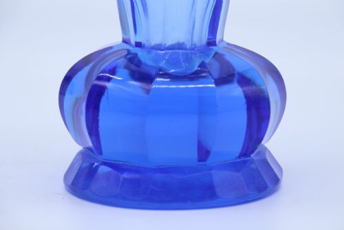 A STUNNING ART DECO SAPPHIRE BLUE CUT GLASS VASE CIRCA 1930 - ADDITIONAL PHOTO 6