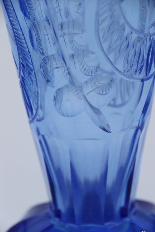 A STUNNING ART DECO SAPPHIRE BLUE CUT GLASS VASE CIRCA 1930 - ADDITIONAL PHOTO 12