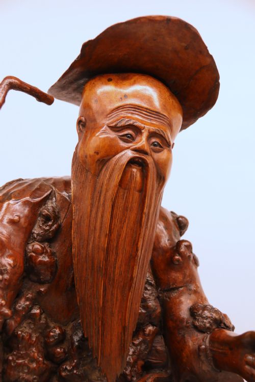 CHINESE BURR ROOT WOOD CARVING OF A SCHOLAR CIRCA 1870 - ADDITIONAL PHOTO 2
