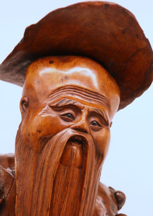 CHINESE BURR ROOT WOOD CARVING OF A SCHOLAR CIRCA 1870 - ADDITIONAL PHOTO 3