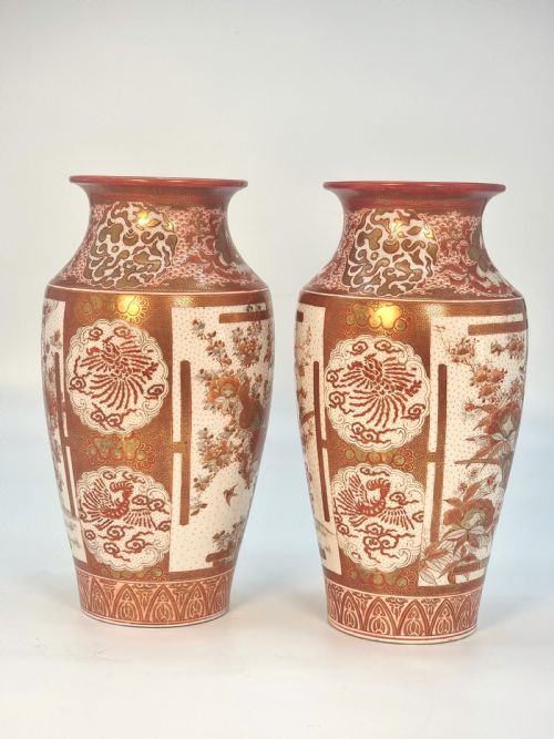 A LARGE PAIR OF JAPANESE KUTANI PORCELAIN VASES CIRCA 1890 - ADDITIONAL PHOTO 3