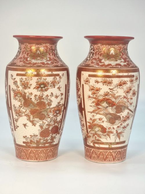 A LARGE PAIR OF JAPANESE KUTANI PORCELAIN VASES CIRCA 1890 - ADDITIONAL PHOTO 4