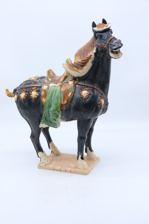 A CHINESE TANG DYNASTY STYLE SANCAI GLAZED POTTERY HORSE - ADDITIONAL PHOTO 4