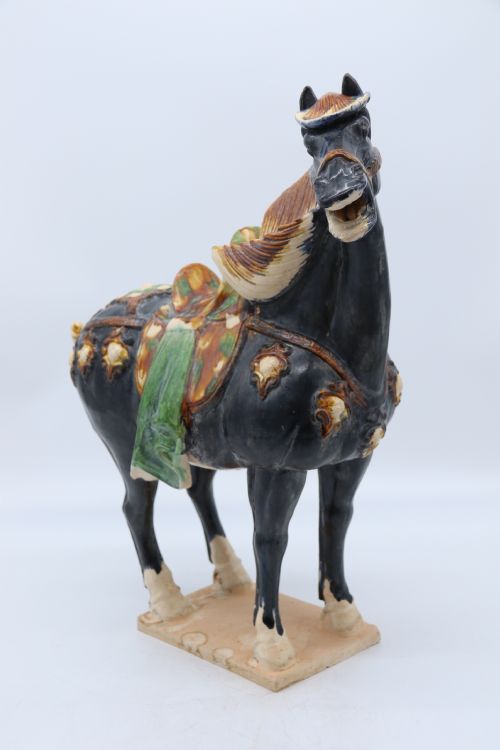 A CHINESE TANG DYNASTY STYLE SANCAI GLAZED POTTERY HORSE - ADDITIONAL PHOTO 5