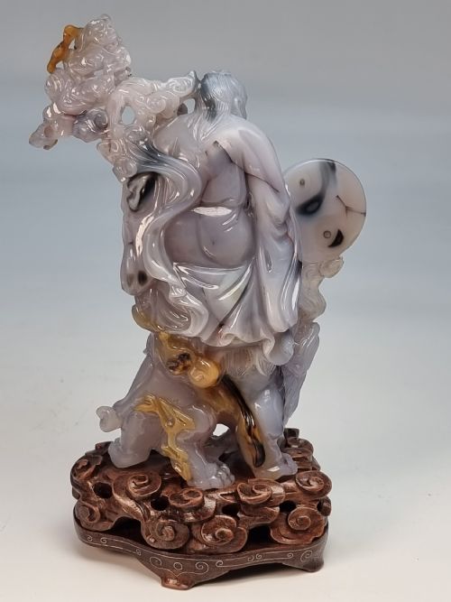 A CHINESE HAND CARVED AGATE HARDSTONE FIGURE GROUP CIRCA 1930 - ADDITIONAL PHOTO 4