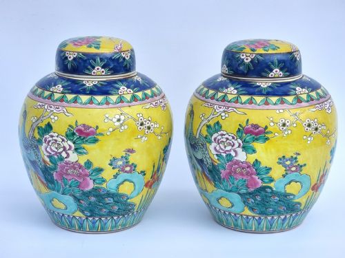 A PAIR OF CHINESE GINGER JARS HAND PAINTED CIRCA 1930 - ADDITIONAL PHOTO 2