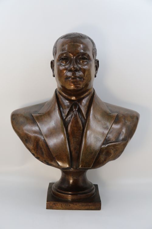 ANTIQUE BRONZE BUST OF A 1920S SOUTH AMERICAN MAN 63CM HIGH - ADDITIONAL PHOTO 2