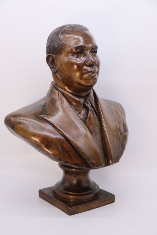 ANTIQUE BRONZE BUST OF A 1920S SOUTH AMERICAN MAN 63CM HIGH - ADDITIONAL PHOTO 3