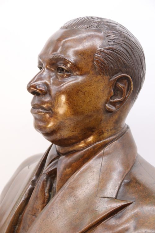 ANTIQUE BRONZE BUST OF A 1920S SOUTH AMERICAN MAN 63CM HIGH - ADDITIONAL PHOTO 8