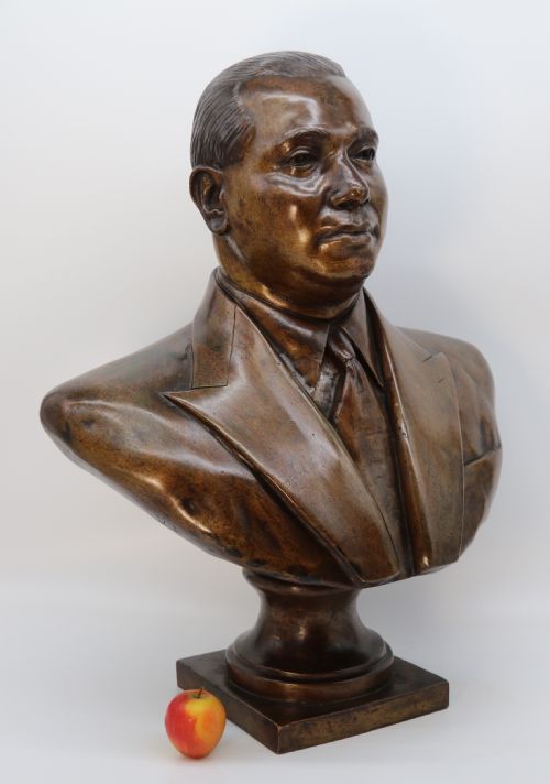 ANTIQUE BRONZE BUST OF A 1920S SOUTH AMERICAN MAN 63CM HIGH - ADDITIONAL PHOTO 11