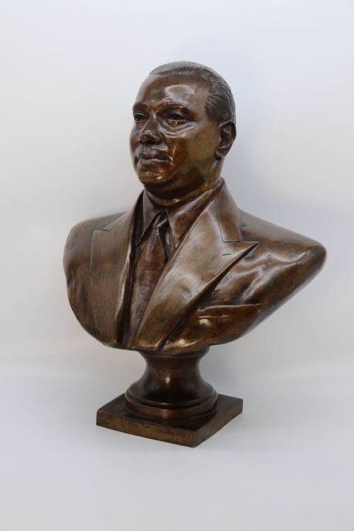 ANTIQUE BRONZE BUST OF A 1920S SOUTH AMERICAN MAN 63CM HIGH - ADDITIONAL PHOTO 19