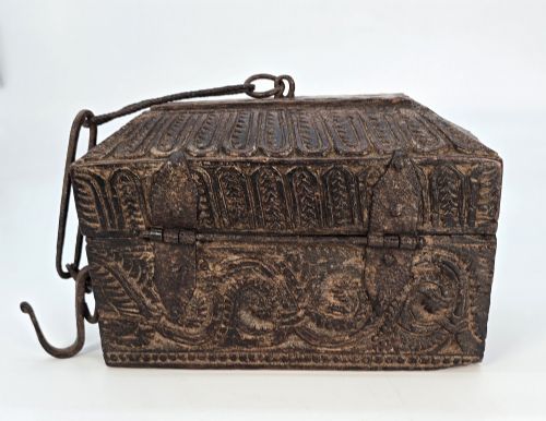 18TH CENTURY INDIAN CARVED TEAK SPICE BOX CIRCA 1790 - ADDITIONAL PHOTO 3