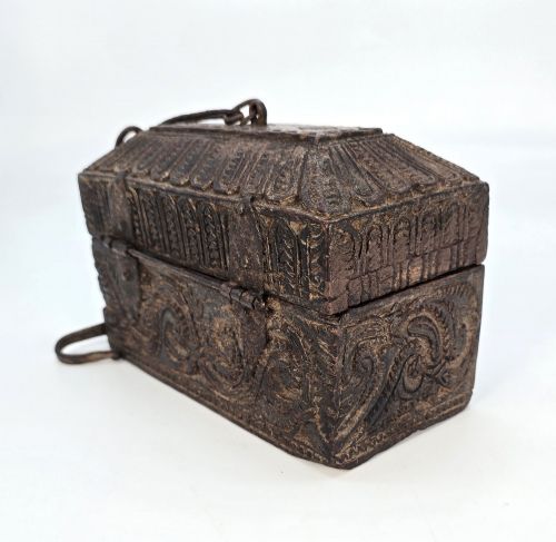 18TH CENTURY INDIAN CARVED TEAK SPICE BOX CIRCA 1790 - ADDITIONAL PHOTO 4