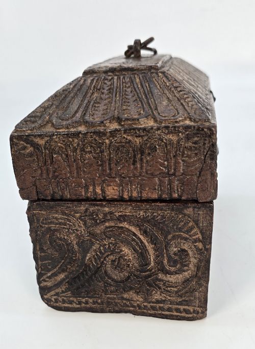18TH CENTURY INDIAN CARVED TEAK SPICE BOX CIRCA 1790 - ADDITIONAL PHOTO 5